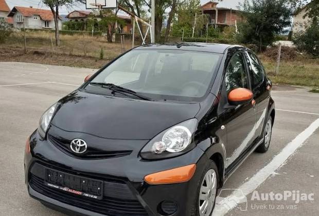 Toyota Aygo 1.0 vvt																											2012. godište